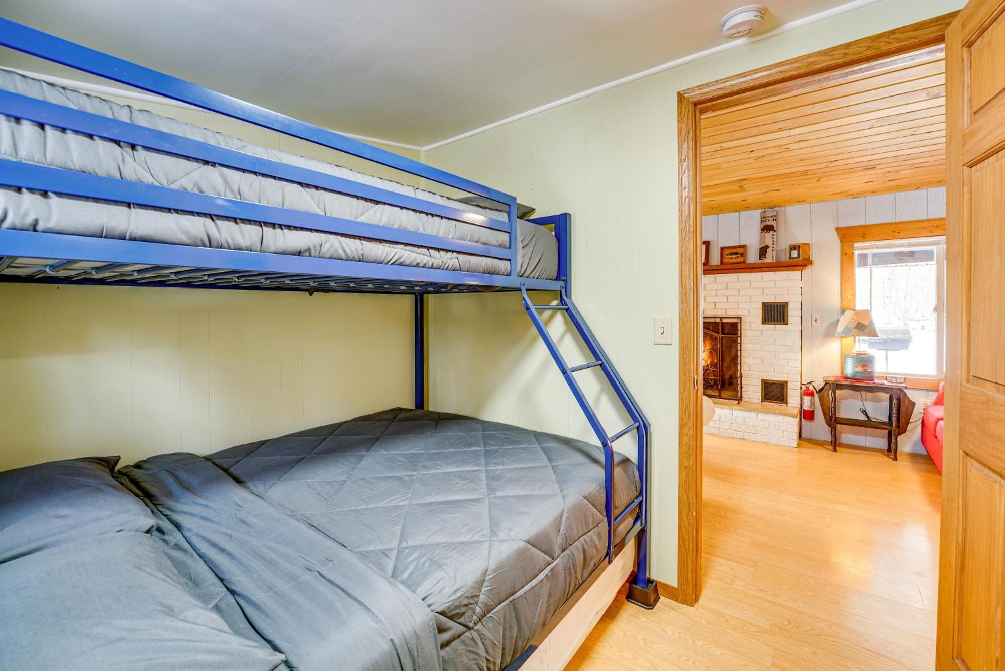 Pet-Friendly Irons Cottage About 4 Mi To Sand Lake! Exterior foto