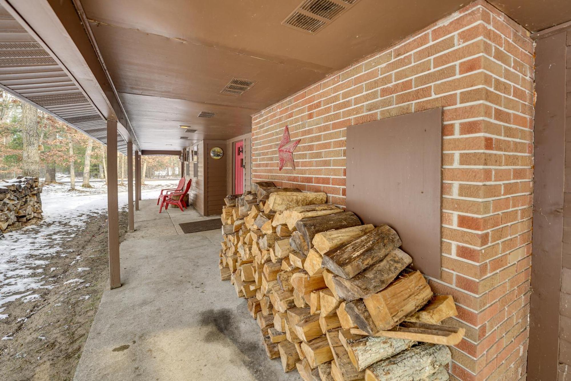 Pet-Friendly Irons Cottage About 4 Mi To Sand Lake! Exterior foto