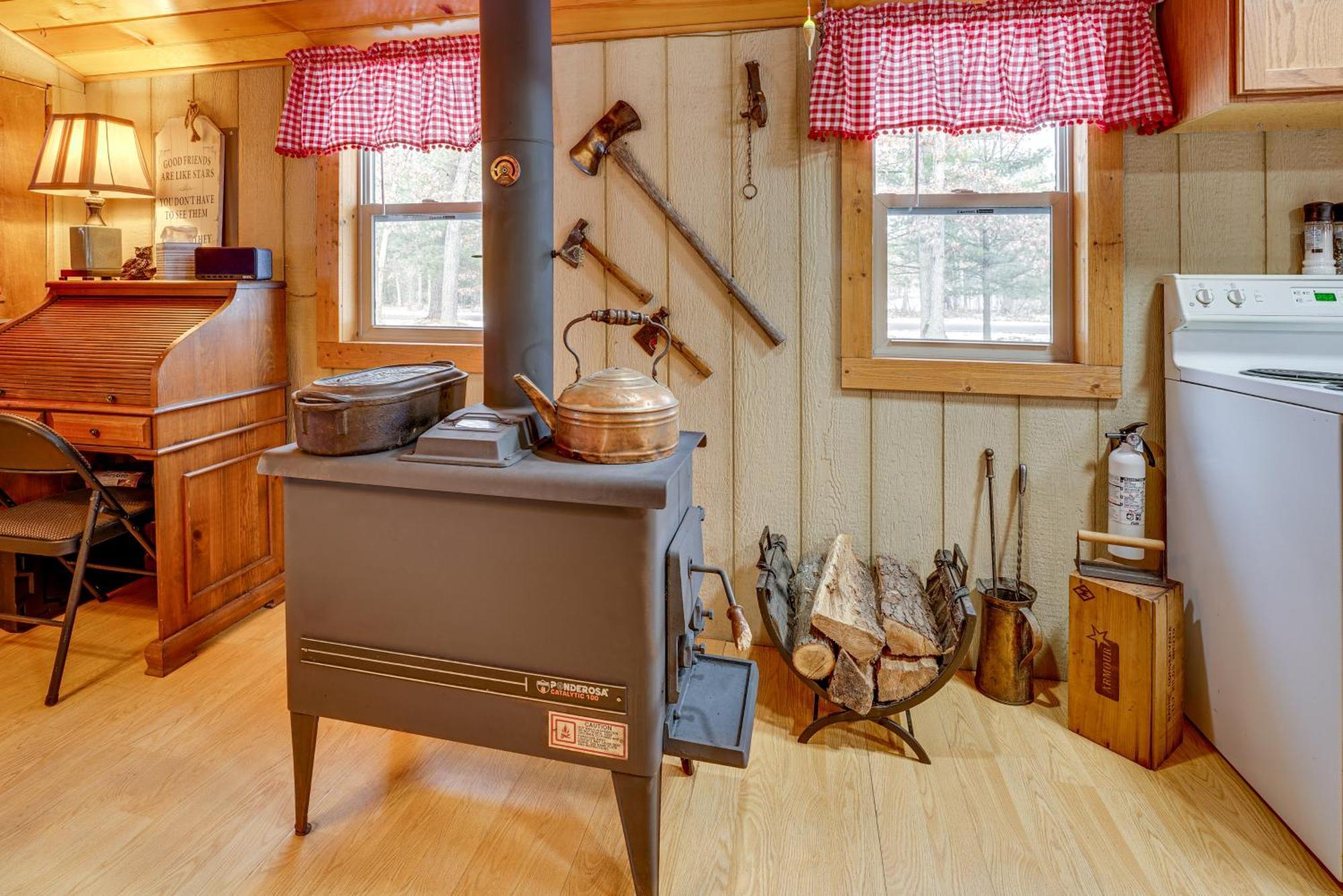Pet-Friendly Irons Cottage About 4 Mi To Sand Lake! Exterior foto