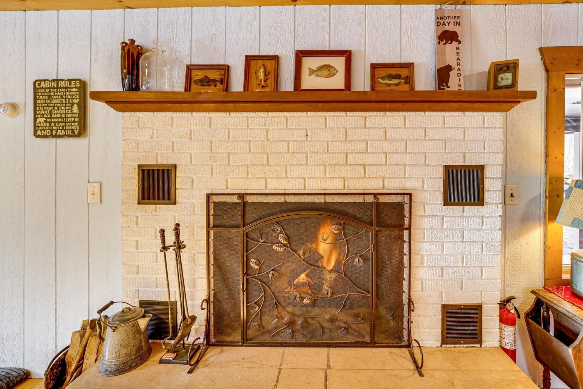 Pet-Friendly Irons Cottage About 4 Mi To Sand Lake! Exterior foto