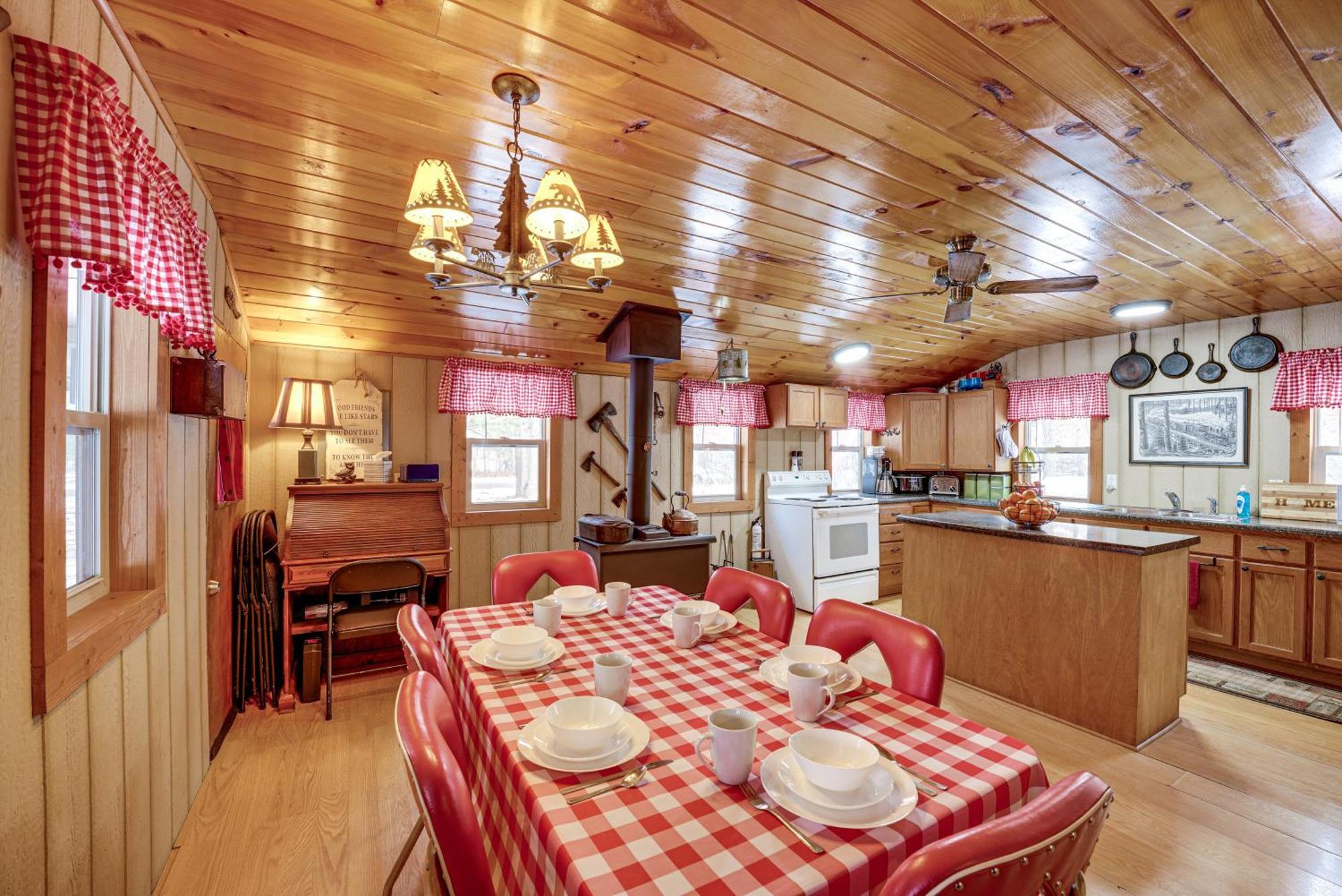 Pet-Friendly Irons Cottage About 4 Mi To Sand Lake! Exterior foto